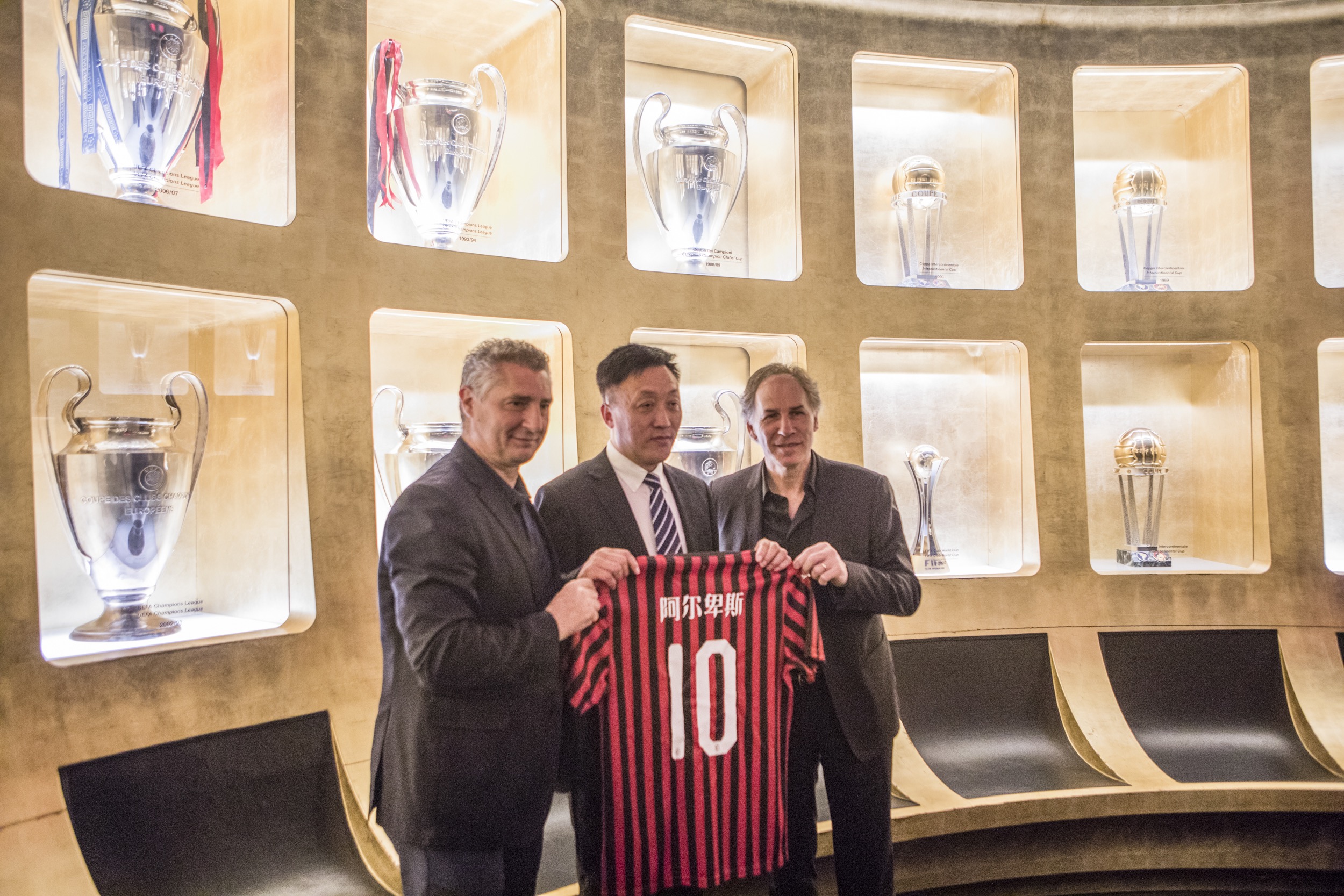 32岁津门虎王牌队长正式转会上港，亚冠首轮亮相柔佛引关注