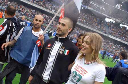 球星连续抢下关键篮板