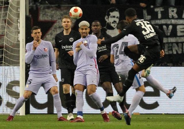 中场核心连续突破防守制造射门机会