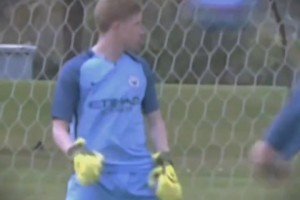 世体：梅西亲签的新秀球星卡被拍卖行估值35000欧元